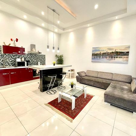 Amazing Swedish 3 Rooms Apartment In The City Center Boedapest Buitenkant foto
