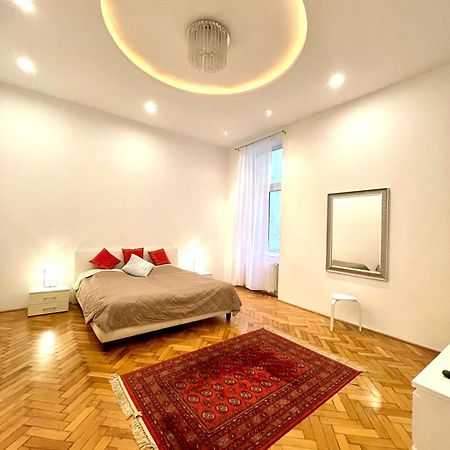 Amazing Swedish 3 Rooms Apartment In The City Center Boedapest Buitenkant foto
