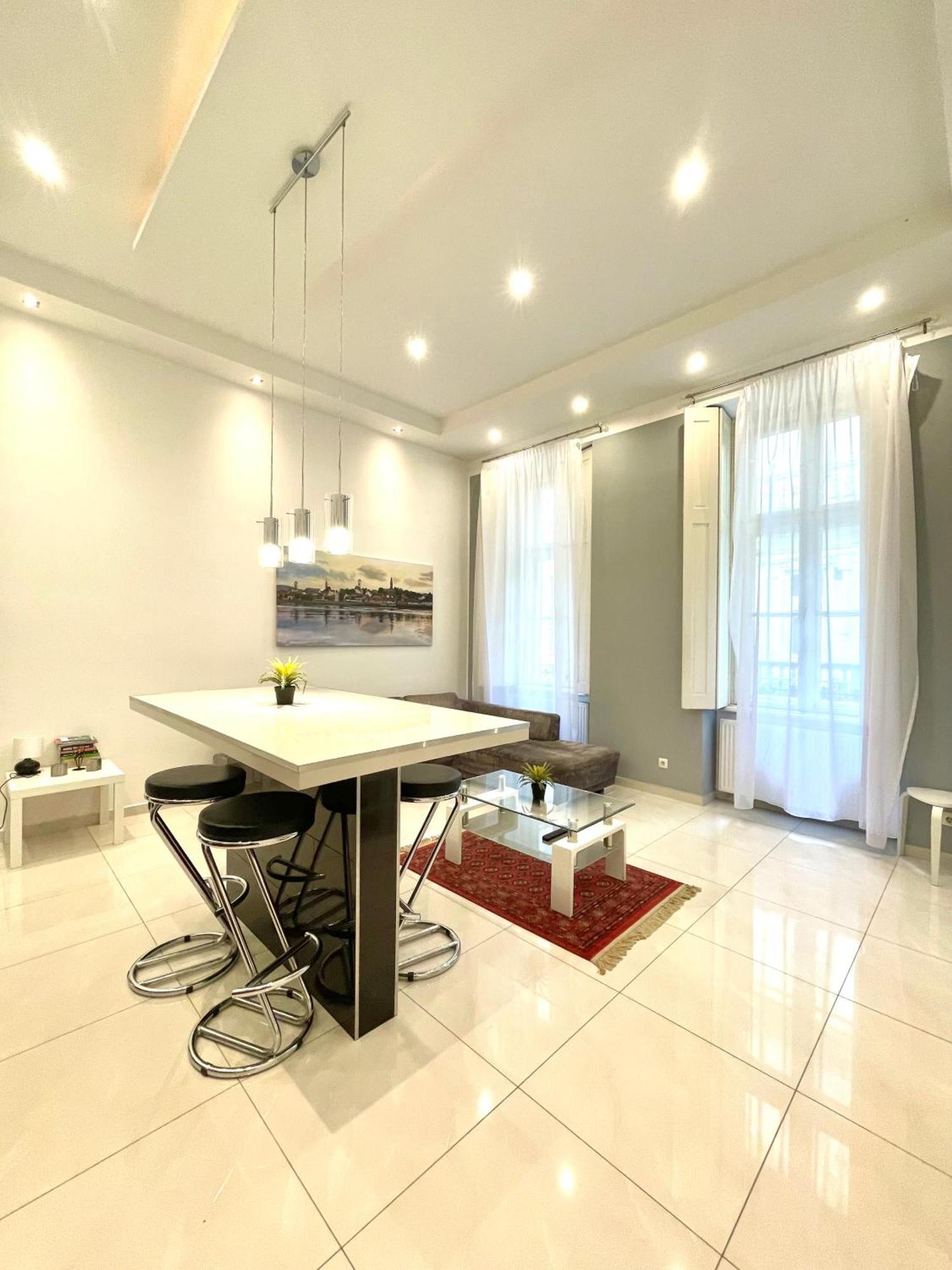 Amazing Swedish 3 Rooms Apartment In The City Center Boedapest Buitenkant foto