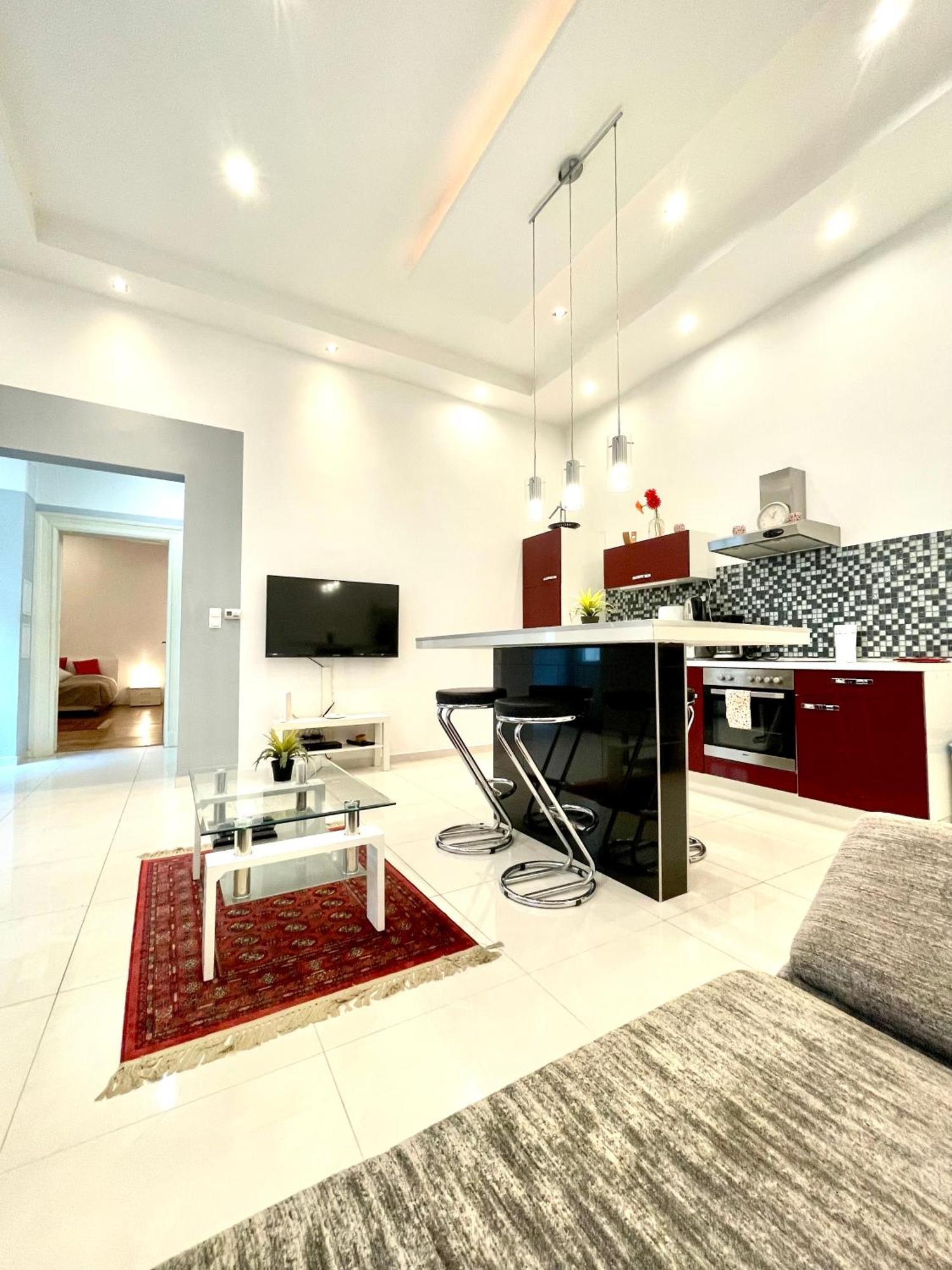 Amazing Swedish 3 Rooms Apartment In The City Center Boedapest Buitenkant foto