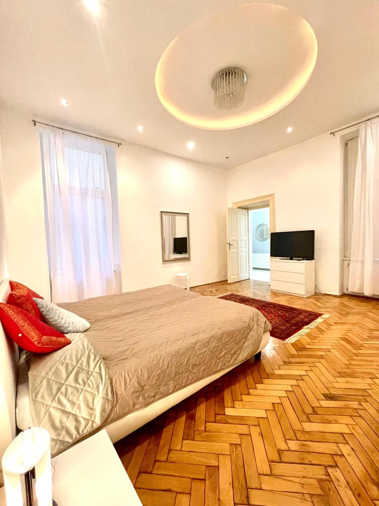 Amazing Swedish 3 Rooms Apartment In The City Center Boedapest Buitenkant foto