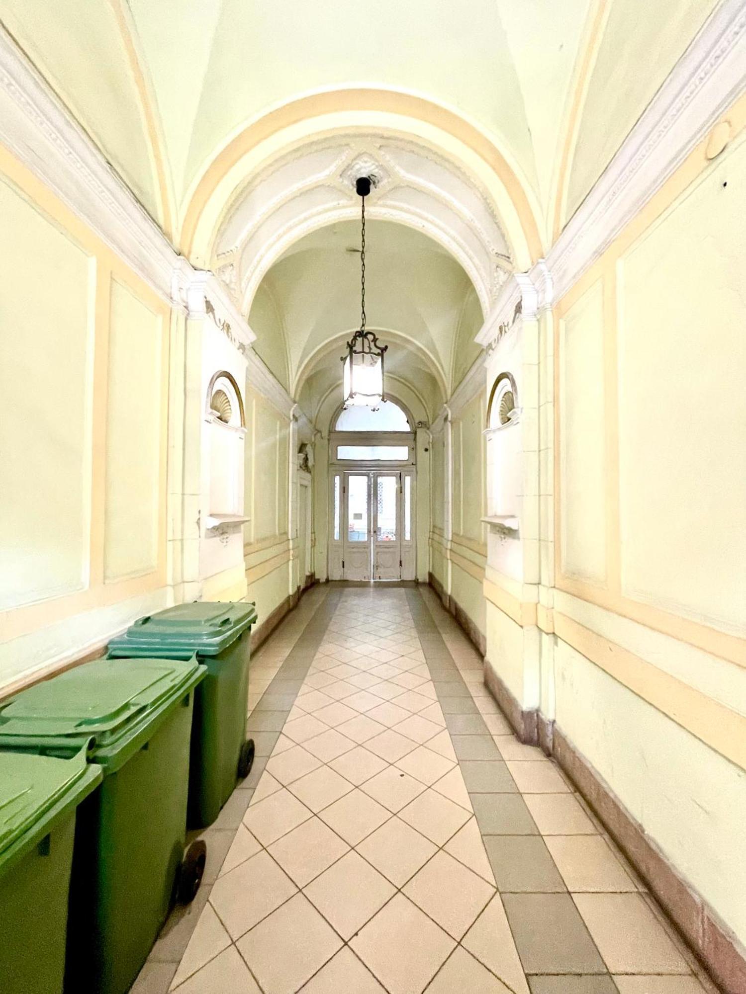 Amazing Swedish 3 Rooms Apartment In The City Center Boedapest Buitenkant foto