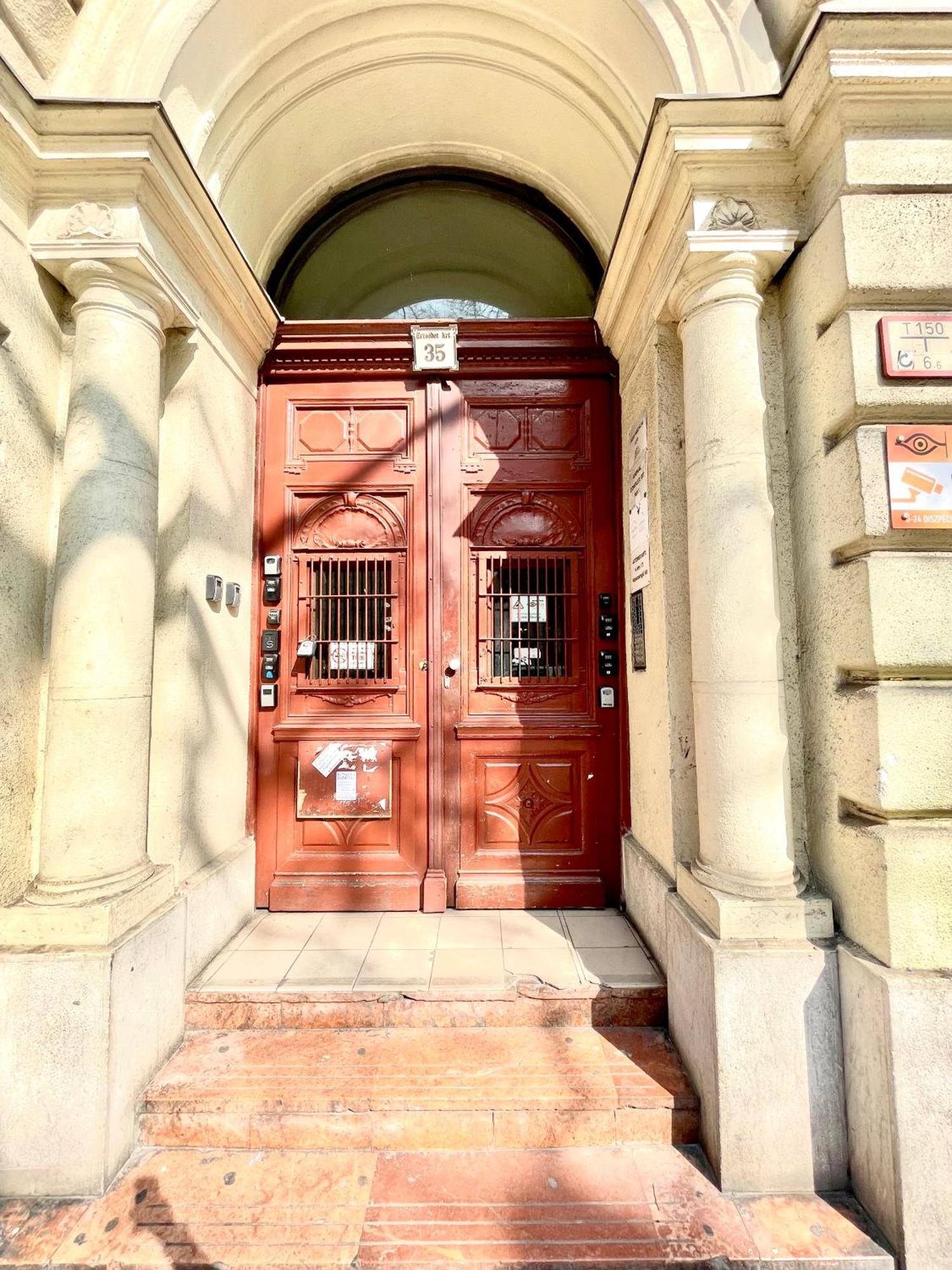 Amazing Swedish 3 Rooms Apartment In The City Center Boedapest Buitenkant foto