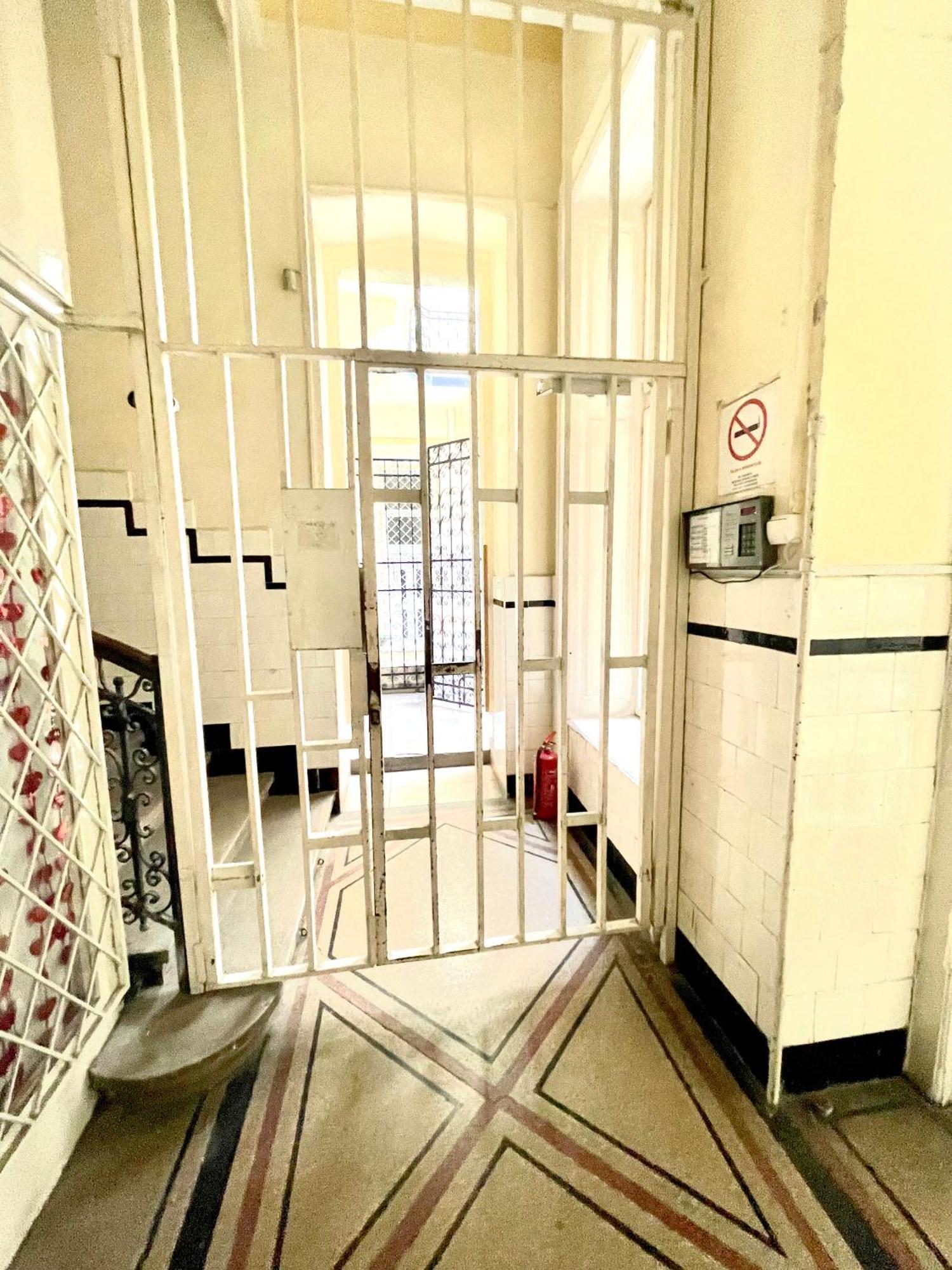 Amazing Swedish 3 Rooms Apartment In The City Center Boedapest Buitenkant foto