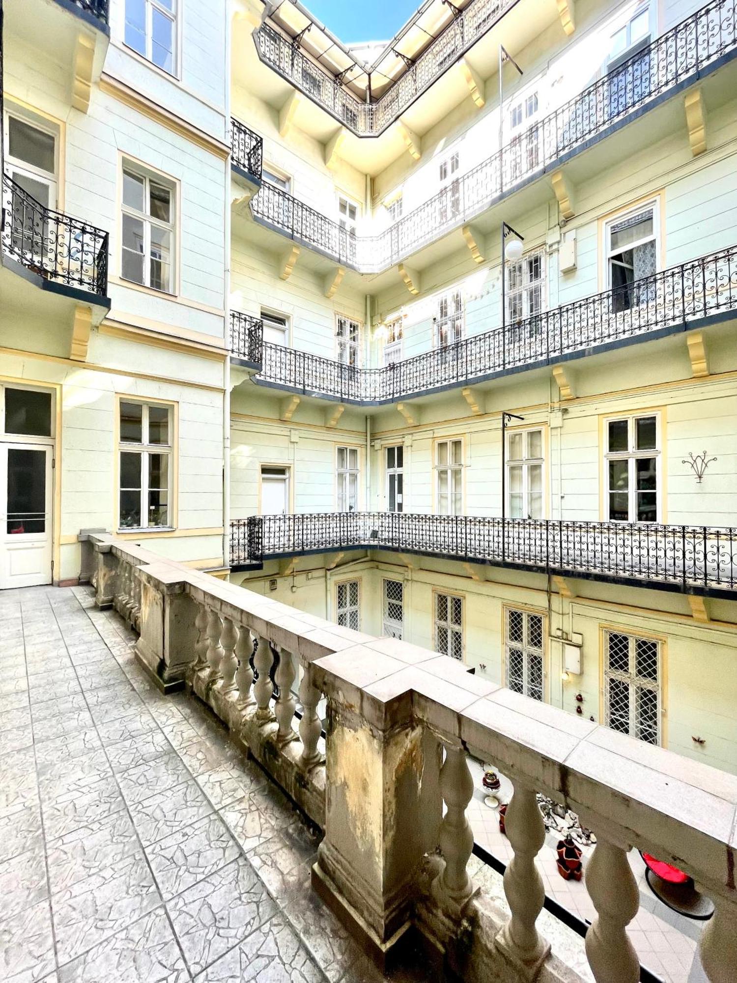 Amazing Swedish 3 Rooms Apartment In The City Center Boedapest Buitenkant foto