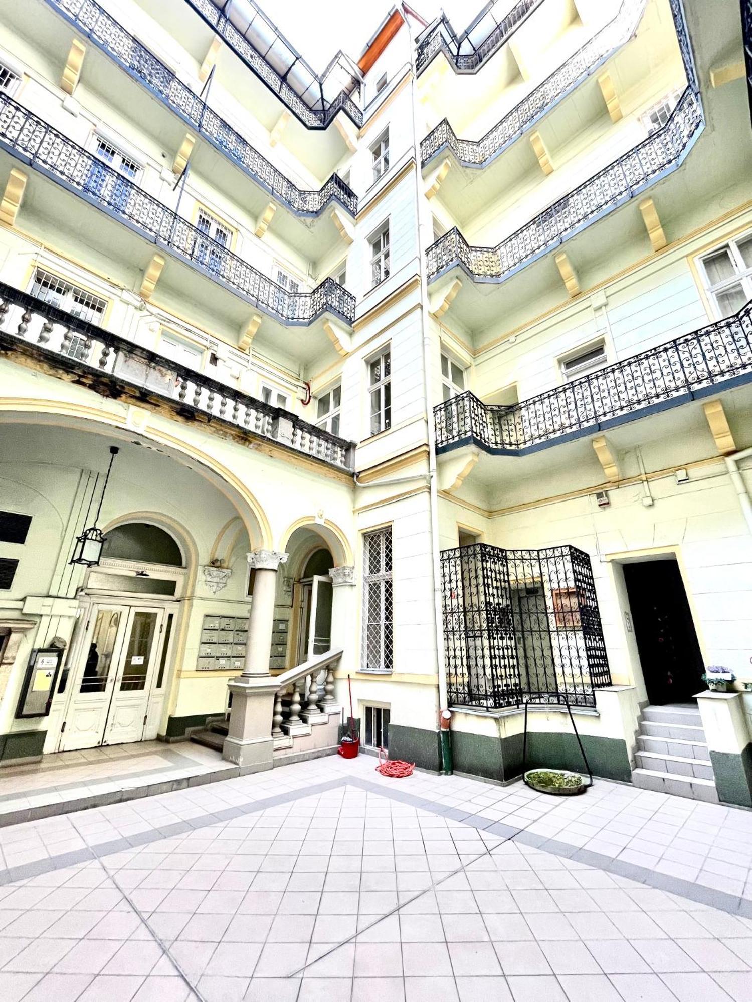 Amazing Swedish 3 Rooms Apartment In The City Center Boedapest Buitenkant foto
